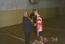 Przewodniczący Rady Miejskiej Eugeniusz Wiśniewski wręcza puchar dla najlepszej drużyny gimnazjalnej
