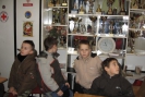 Klub Honorowego krwiodawstwa w Kępicach. Uczniowie podziwiają jego sukcesy.