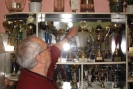 Pan Jerzy Flegel pokazuje puchar z symbolem kropli krwi w sercu, za 30 lat działalności tego klubu.